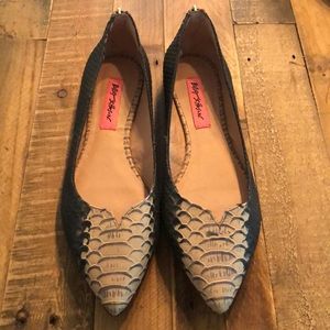 Betsey Johnson snakeskin print flats size 9